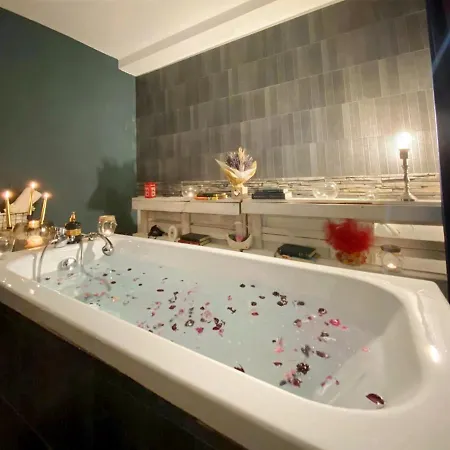 Apartment Jacuzzi Bohemian Studious