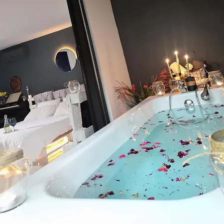 Jacuzzi Bohemian Studious Apartment