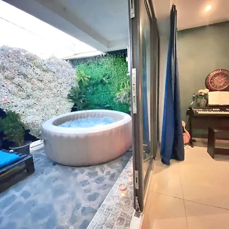 Jacuzzi Bohemian Studious Apartment Constanta