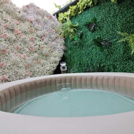 Jacuzzi Bohemian Studious Apartment *